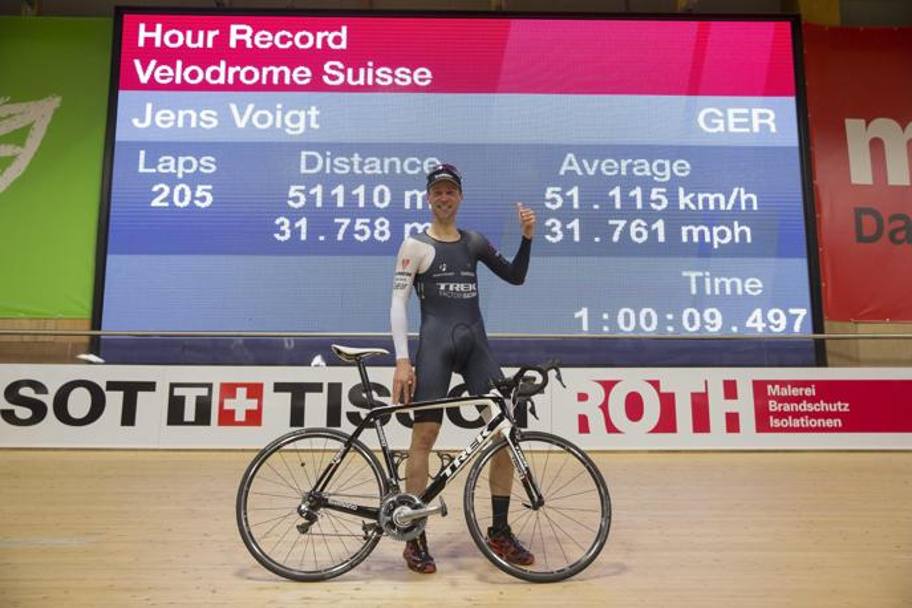 Il tabellone del Velodrome Suisse certifica l&#39;impresa: 51,115. Battuto nettamente il 49,700 di Ondrej Sosenka (che per lo aveva realizzato con bici tradizionale) Epa